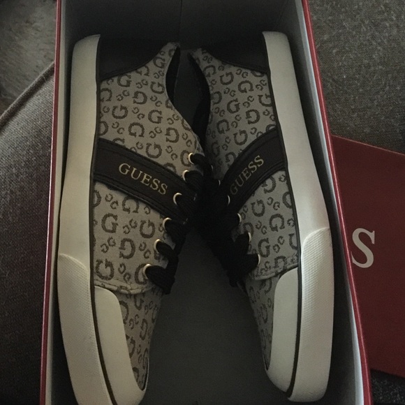 Authentic Guess Low tops - Picture 2 of 3