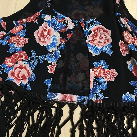 Black floral bottom fringe crop top - Picture 3 of 4