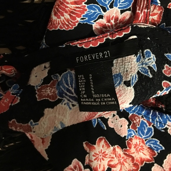 Black floral bottom fringe crop top - Picture 4 of 4