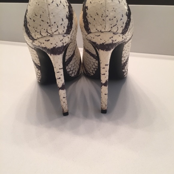 Saint Laurent black and white point toe pump