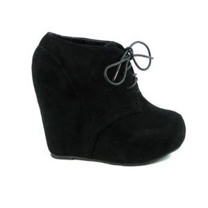 Cute fall booties. No scratches,worn once