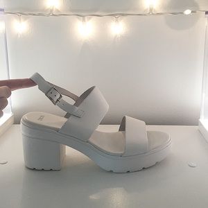 ☁️ White chunky heel sandals