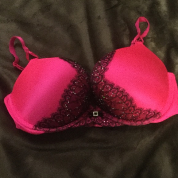 Victoria's Secret Bra - comes w/ NWT VS Thong