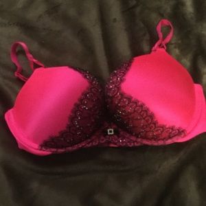 Victoria's Secret Bra - comes w/ NWT VS Thong