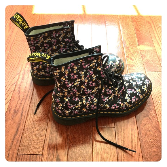 Shoes - Dr martins boots!