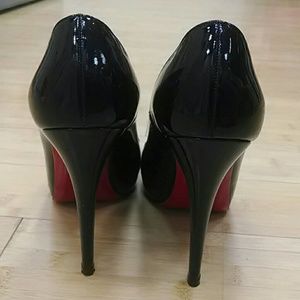 STYLISH BLACK LOUBS!