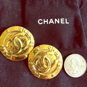 🎀🛍 Authentic Chanel Medallion earrings !
