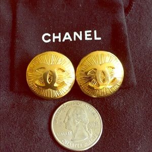 🎀Authentic Chanel gold tone clip on earrings.