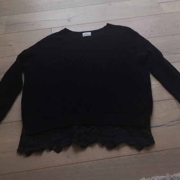 Black sweater with crotchet on the bottom