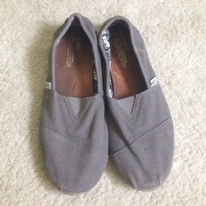 Grey toms