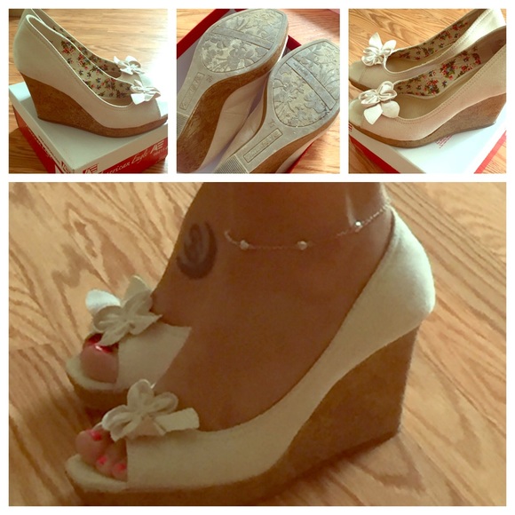 American Eagle by Payless Shoes - ⭐️Cream Peep Toe Wedges⭐️
