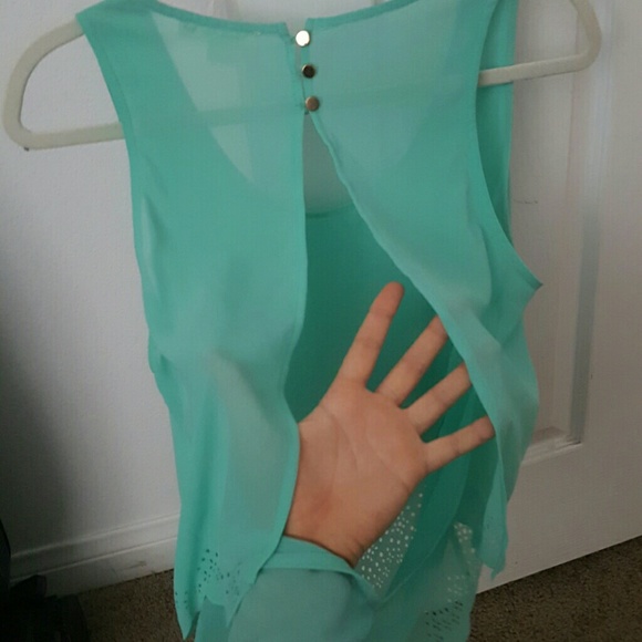 SOLD Top - Picture 4 of 4