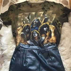 Custom kiss tee