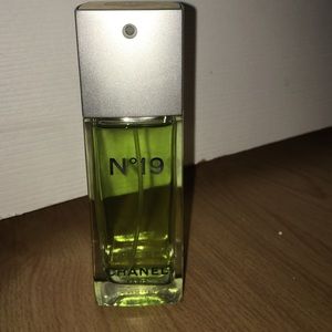 Chanel N*19