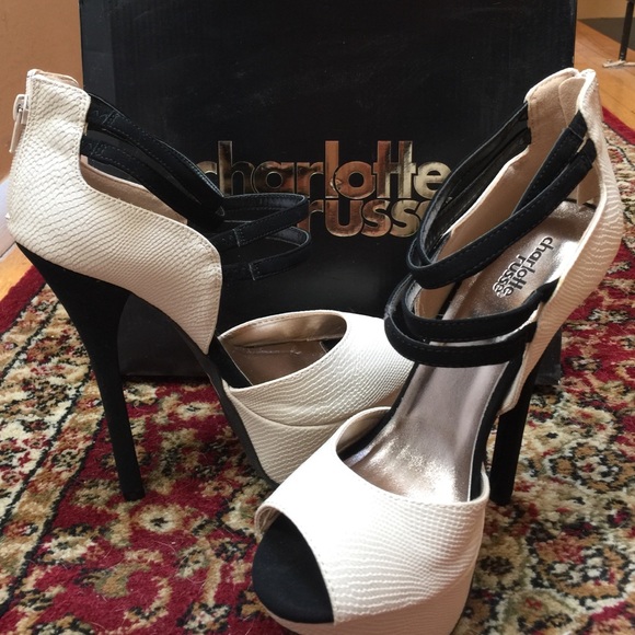 Super fun black & white heels! 👠