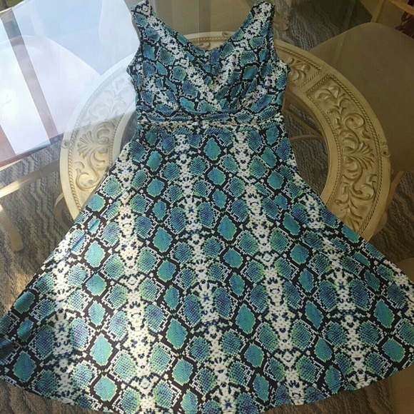 Beautiful Snake Print Dress - Picture 2 of 3