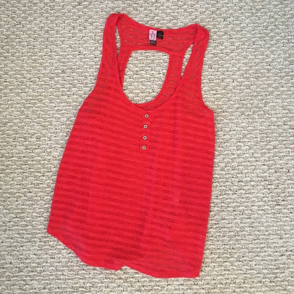 Red Keyhole Tank
