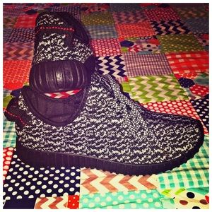 Lightweight Black and White Athletic Shoes