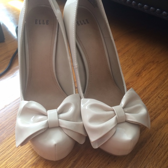 Elle patent leather nude bow heels