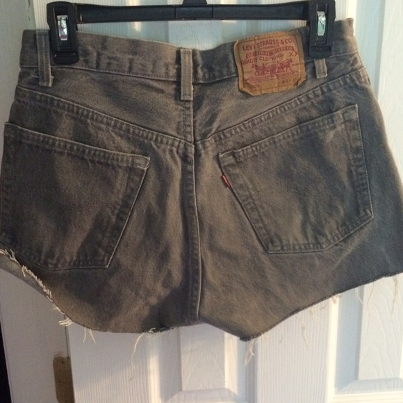 Grey high waisted Levi's shorts - Picture 2 of 2