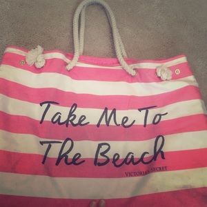 Both come together it's a beach bag and a towel!