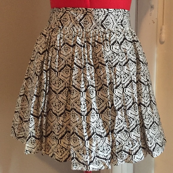Black & white patterned mini skirt