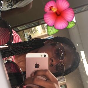 Meet your Posher, Teneia