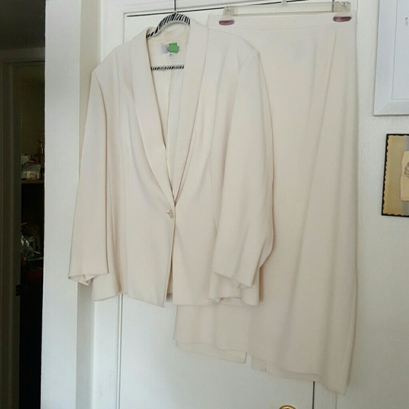 Le Suit Off-white Two Piece Skirt Suit