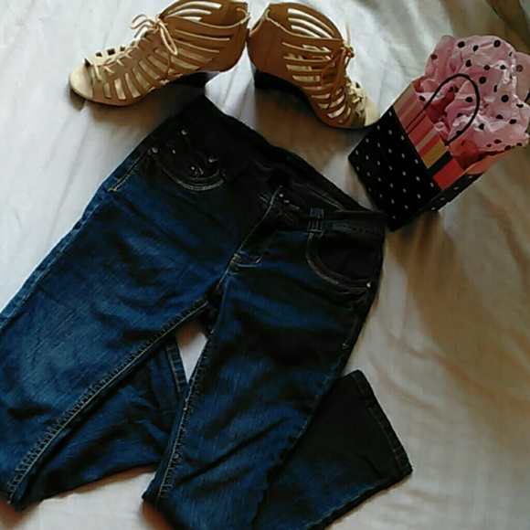 ROZ & ALI  CAPRI'S  SIZE 2. EMBELLISHED - Picture 2 of 4