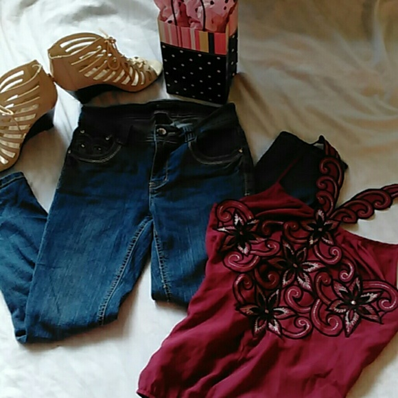 ROZ & ALI  CAPRI'S  SIZE 2. EMBELLISHED - Picture 4 of 4