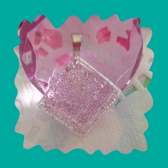 PRETTY PINK GLASS PENDANT.  NWOT. - Picture 2 of 4