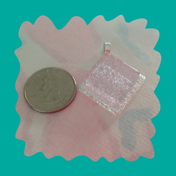 PRETTY PINK GLASS PENDANT.  NWOT. - Picture 4 of 4