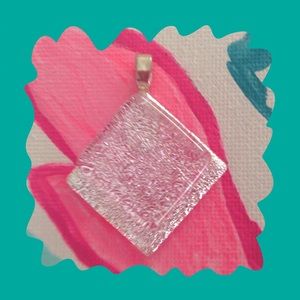 PRETTY PINK GLASS PENDANT.  NWOT.