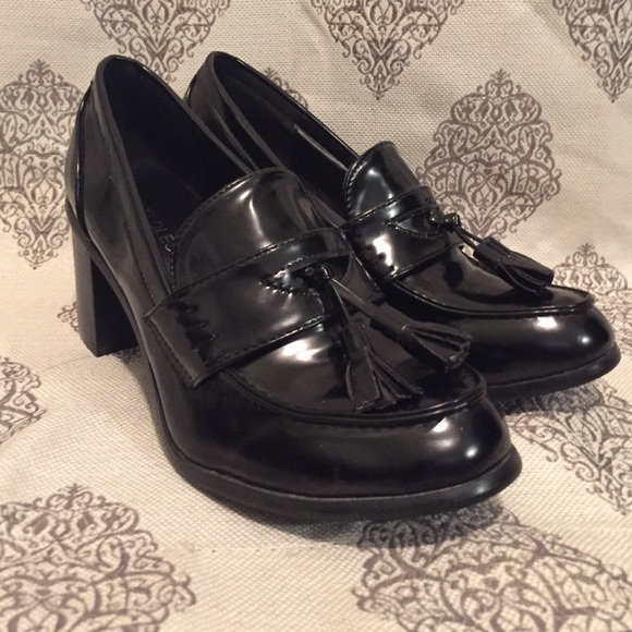 Tasseled heeled loafers