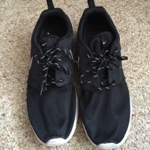 Black nike roshes