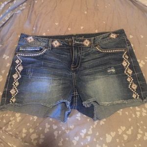 Maurice's Aztec embroidered Jean shorts 11/12 EUC
