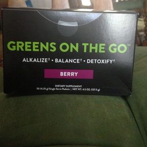 💖TRADING💖 I Works! Greens on the go berry flavor