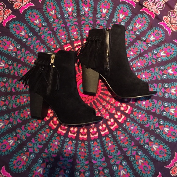 Peep toe booties with fringe. Size 7 black.