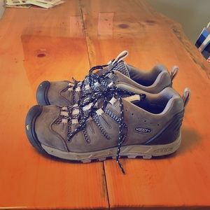 Keen women's waterproof hiking sneakers size 7.5