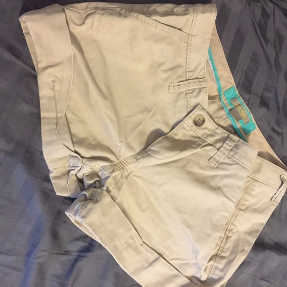 Khaki shorts - Picture 1 of 4
