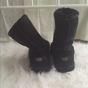 BLACK SHORT UGG BOOTS