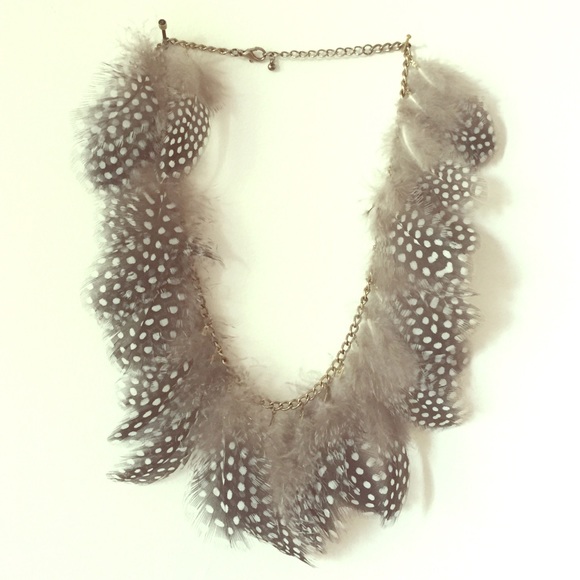 Spotted feather chained necklace