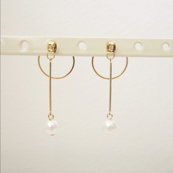 Pearl circle dangle earrings - Picture 3 of 4