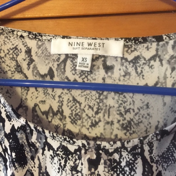 XS Nine West Snake Print Top - Picture 2 of 2
