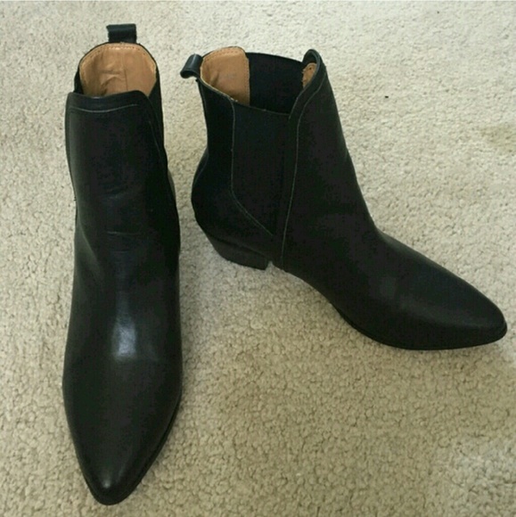 Report Signature Black Booties