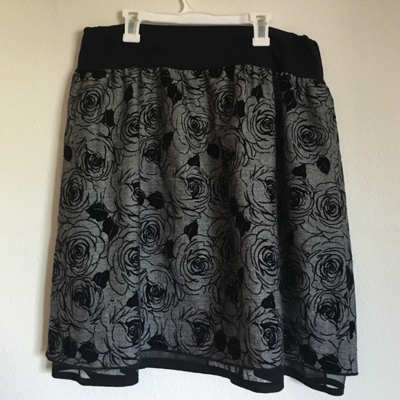 Minimal floral print skirt with stretch waist band