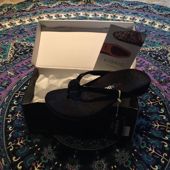 Black Vionic flip flops brand new size 7