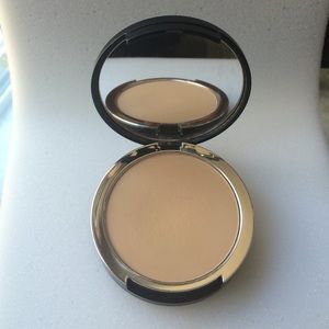 Kat Von D lock it powder foundation