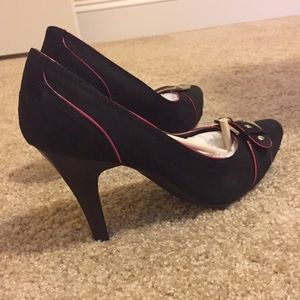 New Directions black heels with pink detail!!