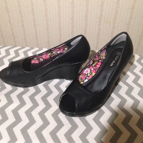 Top Moda Peep Toe Wedge